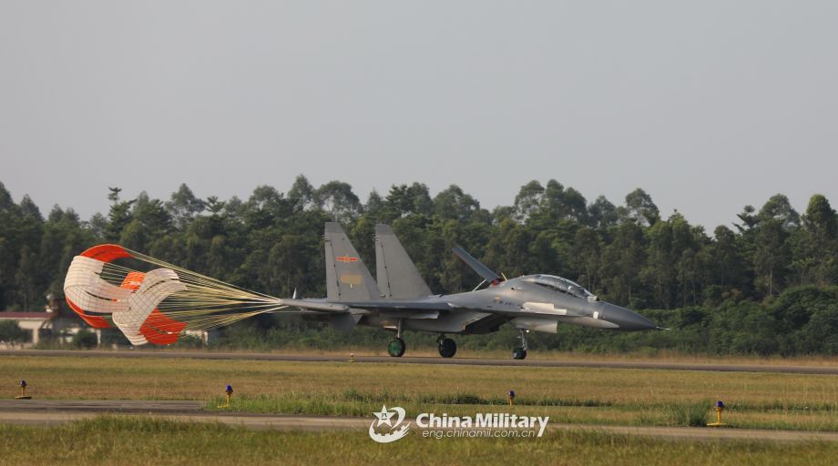 中国军网：昂首升空！南部战区空军苏-30飞行训练