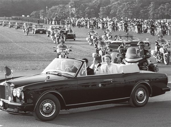 海外网@受台风影响 日本天皇即位仪式后街头庆祝游行延期