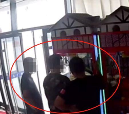 [光明网]三名男子被抓，民警：你抓娃娃了