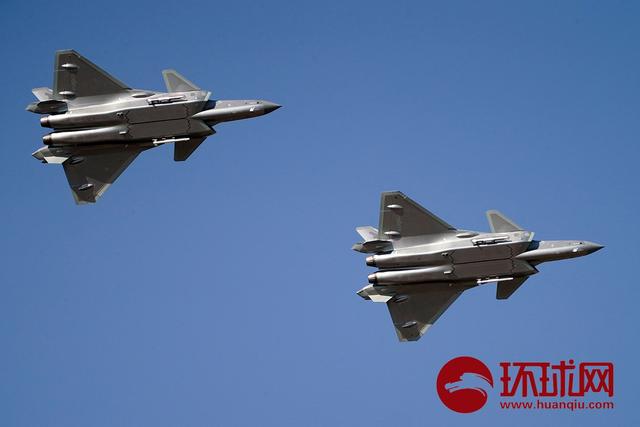 环球网@歼20、运20展翅！空军开放活动中国战鹰上演空中大片