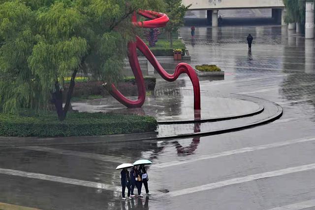 「新京报」北京小雨降温 最高14℃ 需添衣保暖