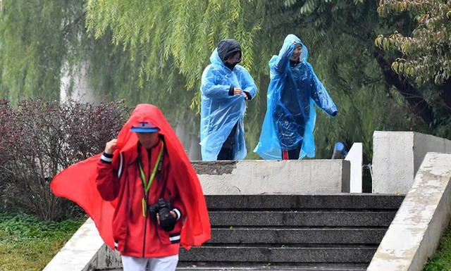 「新京报」北京小雨降温 最高14℃ 需添衣保暖