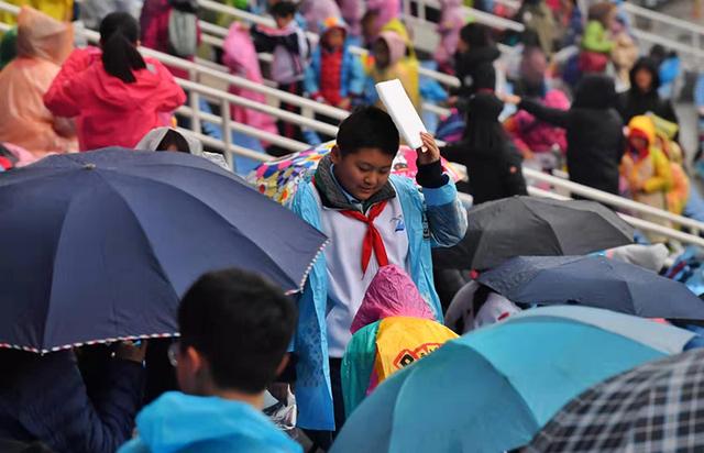 「新京报」北京小雨降温 最高14℃ 需添衣保暖