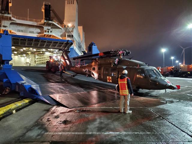 #环球网#美军大批直升机抵达欧洲 路途遥远用海运