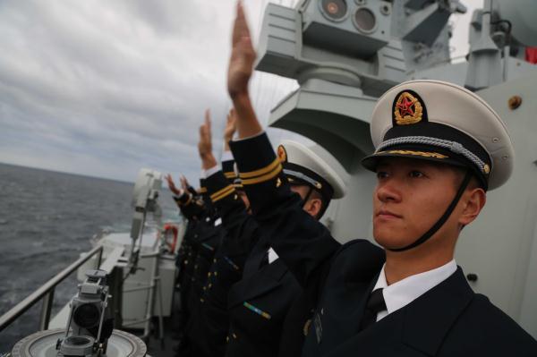 中国海军太原舰返航途中与日本舰艇开展联合训练