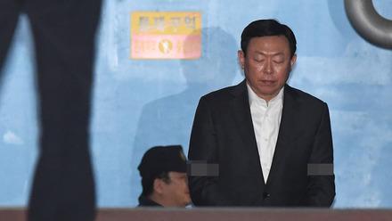上观新闻■涉“亲信干政”事件，韩国乐天集团会长被判缓刑