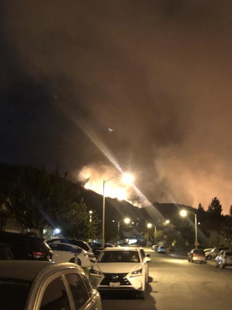 海外网@美国山火半夜蔓延至社区 7岁华裔男孩英勇救邻居获赞