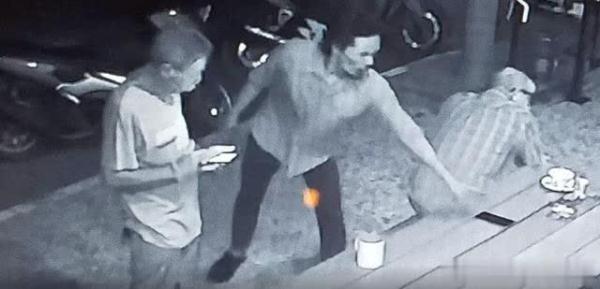 【光明网】泰国“淡定哥”明目张胆偷走68岁英国游客手机