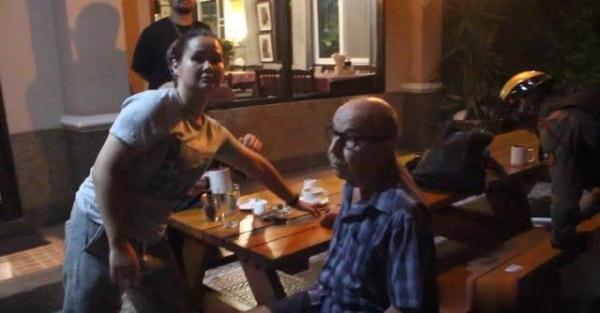 【光明网】泰国“淡定哥”明目张胆偷走68岁英国游客手机