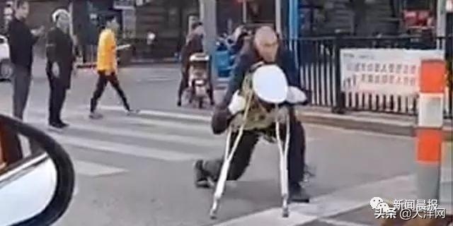 「大洋网」帅！他背起老人穿过晚高峰人流