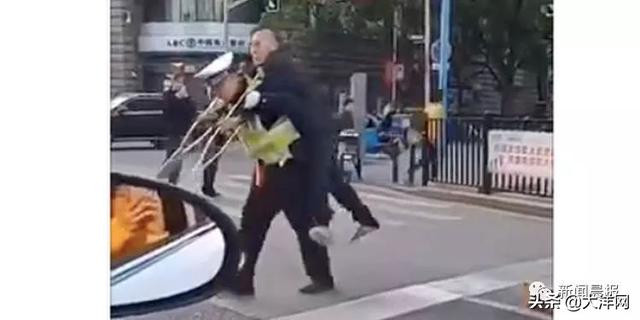 「大洋网」帅！他背起老人穿过晚高峰人流