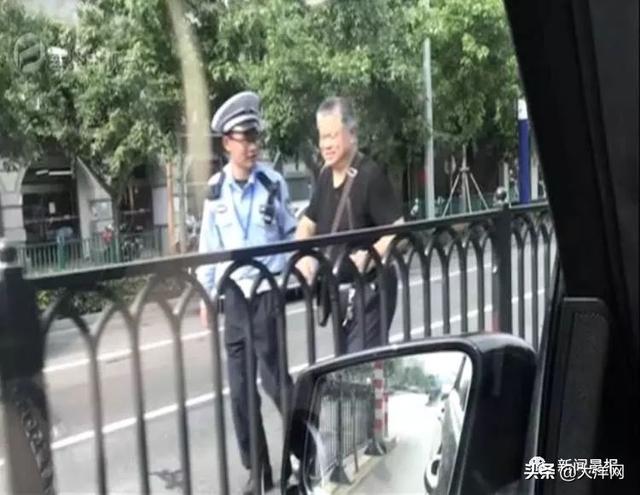 「大洋网」帅！他背起老人穿过晚高峰人流