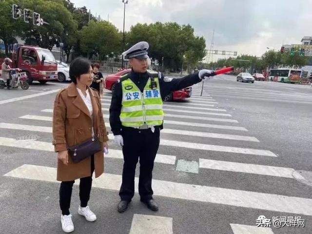 「大洋网」帅！他背起老人穿过晚高峰人流