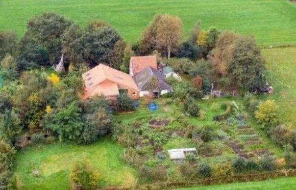 「新闻晨报」一家7口躲地窖里生活9年，不看病不上学，只为躲避“世界末日”