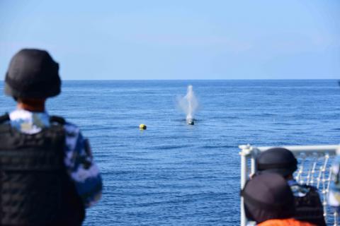 #中青在线#海军第三十三批护航编队开展反恐反海盗训练
