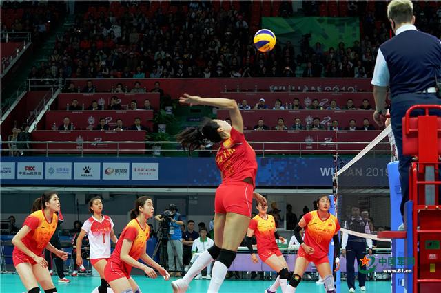 【中国军网】首战完胜美国队！八一女排拍得漂亮