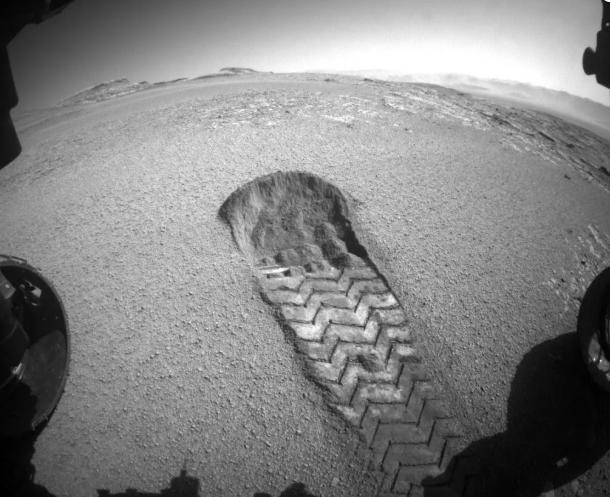 环球网：NASA好奇号火星车在红色星球上留下痕迹