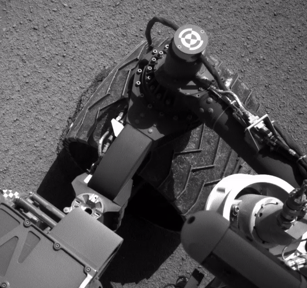环球网：NASA好奇号火星车在红色星球上留下痕迹