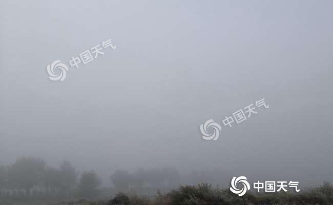 [中国天气网]雨雪大风降温齐袭新疆 华北等地气温反弹能见度转差