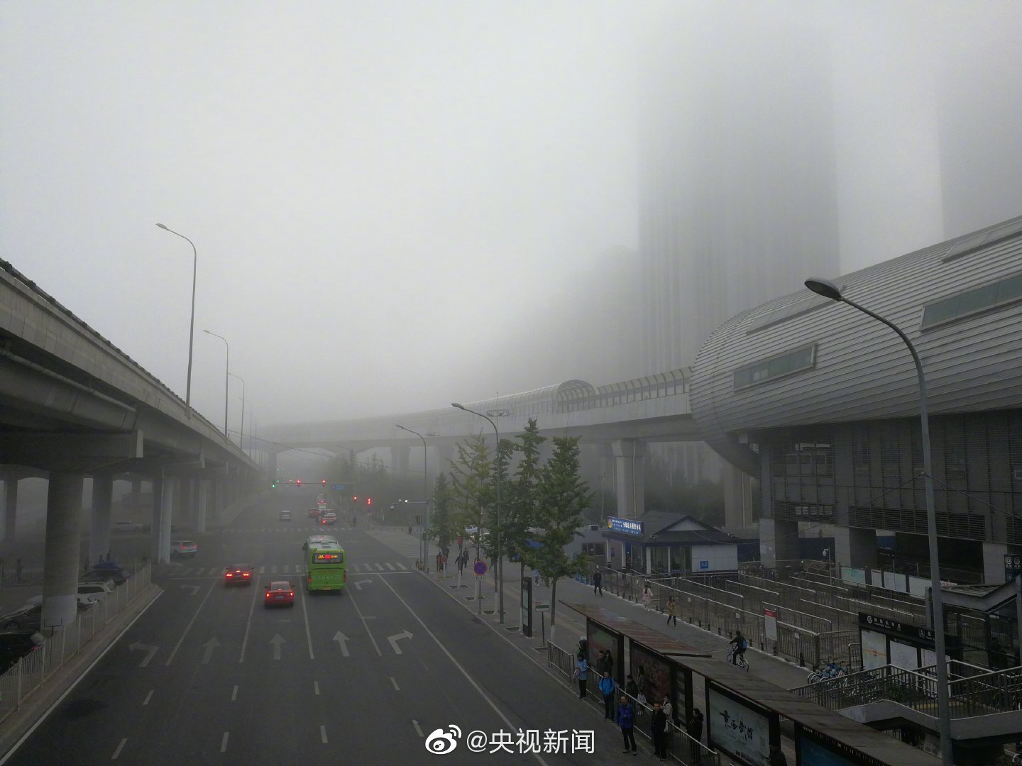 [央视新闻]北京下半年强浓雾来袭 海淀等四区能见度不足50米