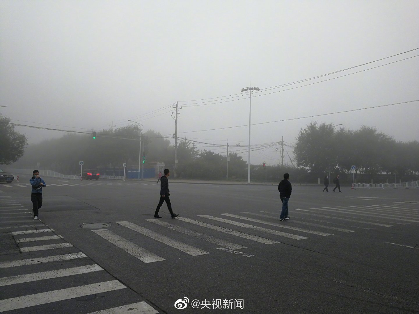 [央视新闻]北京下半年强浓雾来袭 海淀等四区能见度不足50米