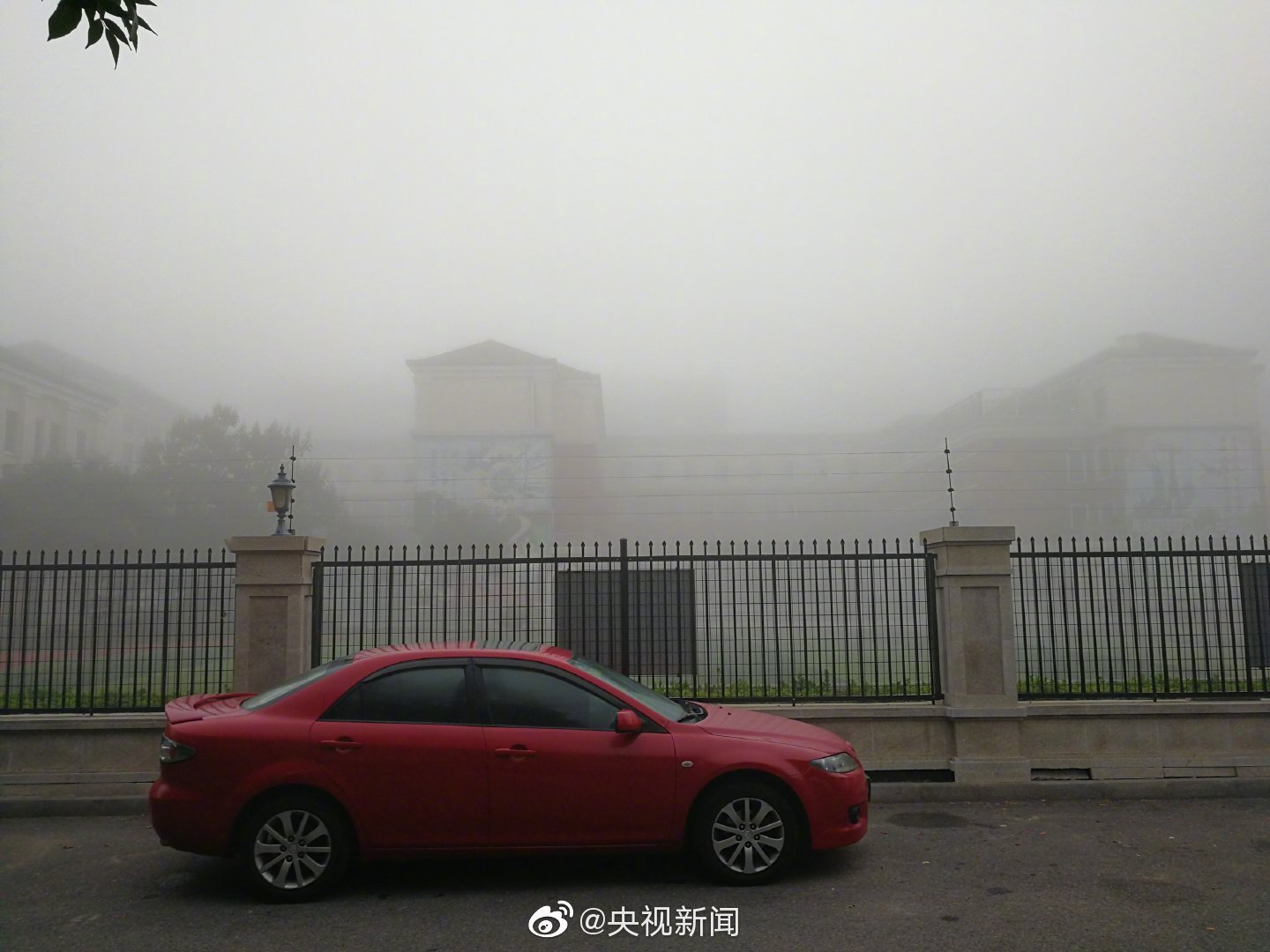 [央视新闻]北京下半年强浓雾来袭 海淀等四区能见度不足50米