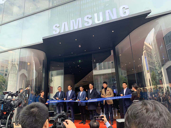 【澎湃新闻】在苹果上海南京东路店对面，三星开了家中国最大的旗舰体验店
