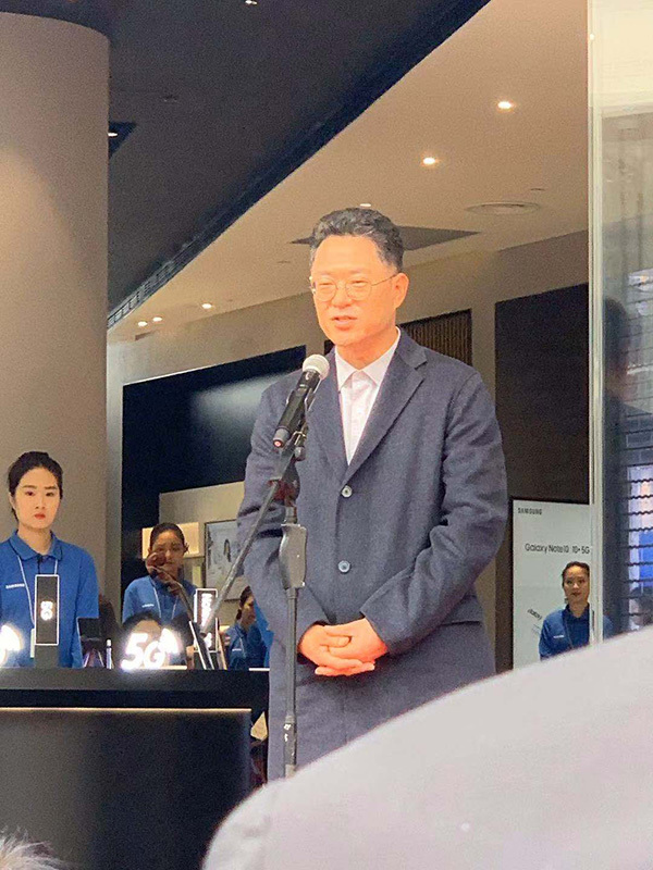 【澎湃新闻】在苹果上海南京东路店对面，三星开了家中国最大的旗舰体验店
