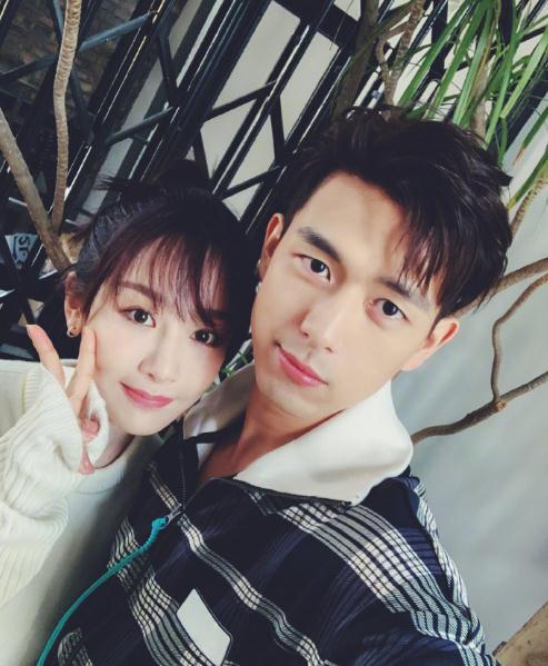 杨紫为李现庆生晒亲密合照看李现回复的称呼粉丝直言在一起