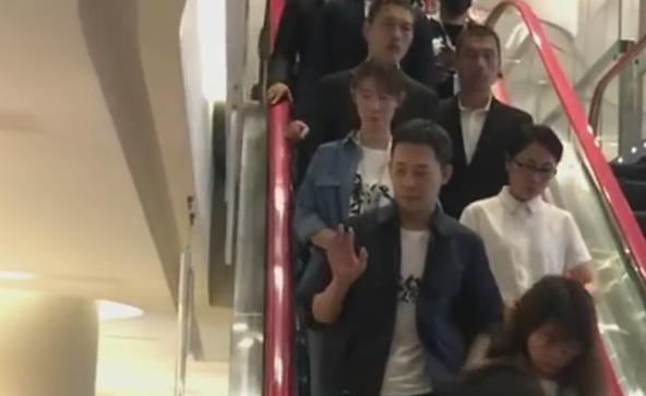 光明网■张译偶遇粉丝拍合照，喊：胡歌在后面呢！胡歌表情承包我一年笑点
