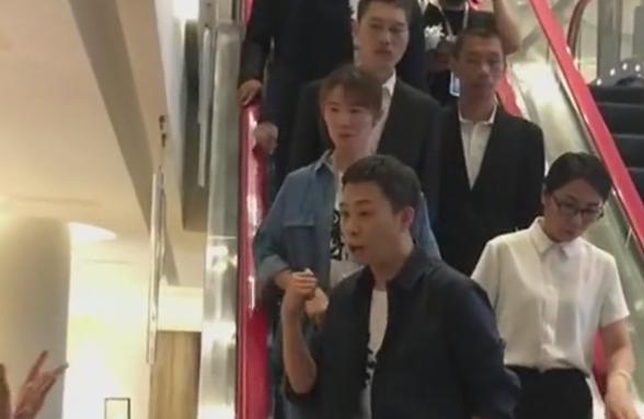 光明网■张译偶遇粉丝拍合照，喊：胡歌在后面呢！胡歌表情承包我一年笑点