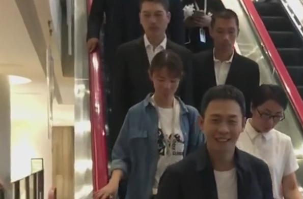 光明网■张译偶遇粉丝拍合照，喊：胡歌在后面呢！胡歌表情承包我一年笑点