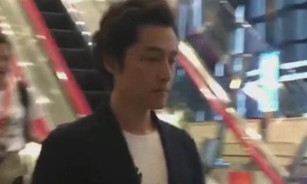 光明网■张译偶遇粉丝拍合照，喊：胡歌在后面呢！胡歌表情承包我一年笑点