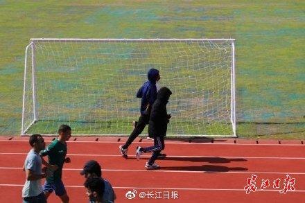 [光明网]军运村里运动员训练健身忙