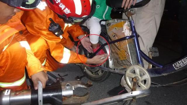 【环球网】电动车后座传来小孩惨哭声，妈妈回看吓坏了