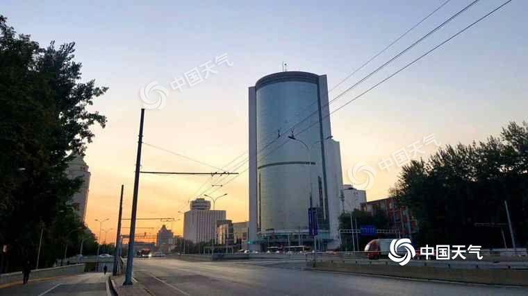 「中国天气网」北京今日秋高气爽天晴朗 适宜外出和开窗通风