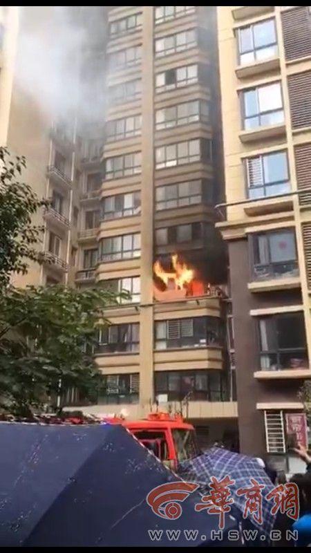 #光明网#华清学府城小区一住户家失火 现场未造成人员伤亡