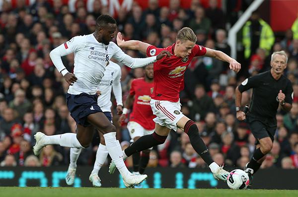 澎湃新闻：五后卫出场、控球率32%……曼联靠“摆大巴”逼平利物浦