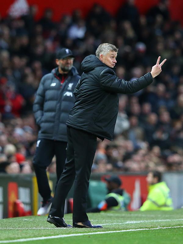 澎湃新闻：五后卫出场、控球率32%……曼联靠“摆大巴”逼平利物浦