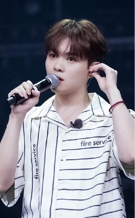 「光明网」赵丽颖突然更博，分享了一首歌《飘向远方》