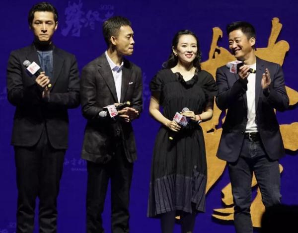 光明网■张译被热情粉丝围堵，手一指：胡歌在后面呢！胡歌的表情太真实了