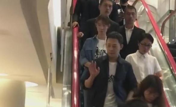 光明网■张译被热情粉丝围堵，手一指：胡歌在后面呢！胡歌的表情太真实了