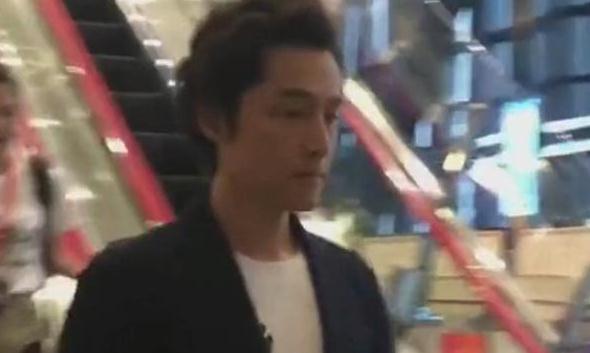 光明网■张译被热情粉丝围堵，手一指：胡歌在后面呢！胡歌的表情太真实了
