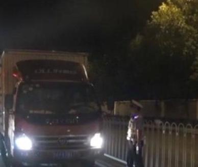 「光明网」京油子酒驾司机VS京片子网红交警：没喝酒喝了藿香正气，骗鬼