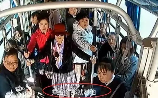 #光明网#乘客怂恿公交司机怼出租车，司机真撞了，摔倒一车人