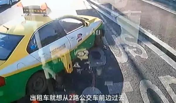 #光明网#乘客怂恿公交司机怼出租车，司机真撞了，摔倒一车人