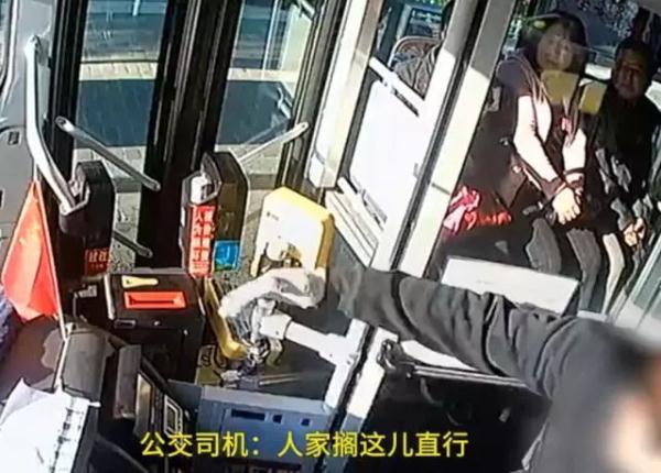 #光明网#乘客怂恿公交司机怼出租车，司机真撞了，摔倒一车人