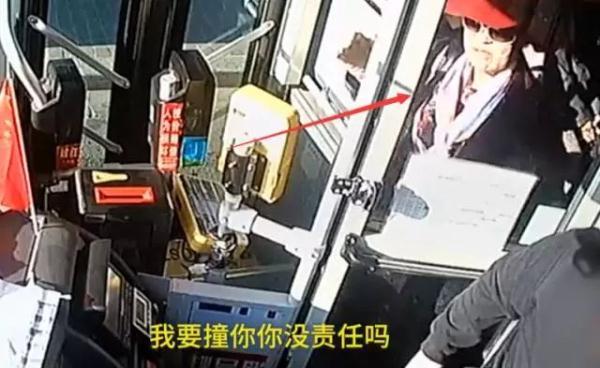 #光明网#乘客怂恿公交司机怼出租车，司机真撞了，摔倒一车人