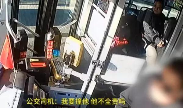 #光明网#乘客怂恿公交司机怼出租车，司机真撞了，摔倒一车人