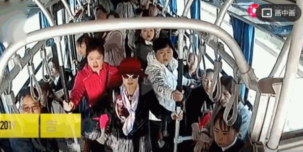 #光明网#乘客怂恿公交司机怼出租车，司机真撞了，摔倒一车人